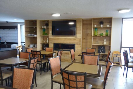 Country Inn Suites by Radisson Indianapolis East - Image 35