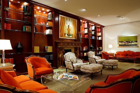 Lobby sitting area. Hotel De La Ville