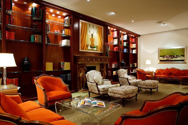 Lobby sitting area - Hotel De La Ville (Florence)