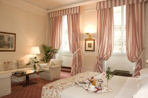 Junior Suite | Premium bedding, minibar, in-room safe, blackout curtains - Hotel De La Ville (Florence)