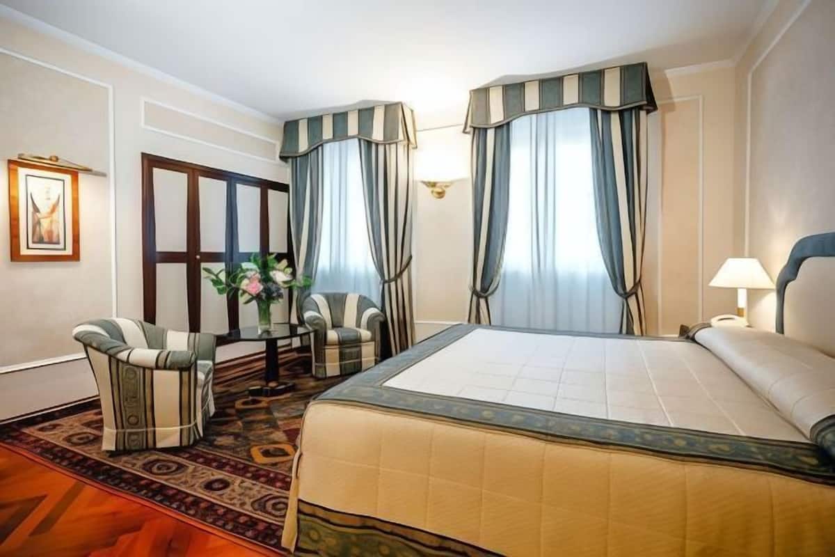 Peralatan tempat tidur premium, bar mini, peti besi dalam bilik