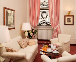 Junior Suite | Premium bedding, minibar, in-room safe, blackout curtains