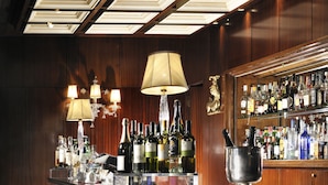 Un espace bar proposant une variété de plats et de bouteilles d’alcool sur le comptoir.