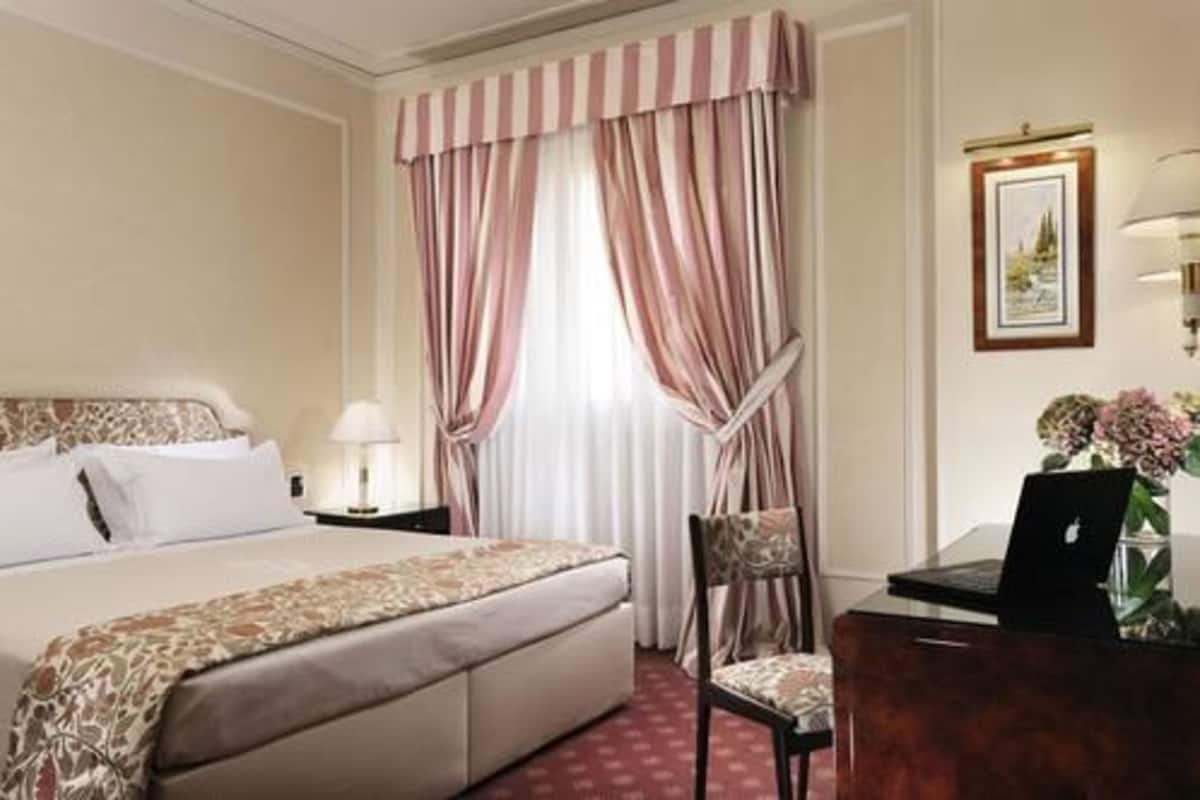 Peralatan tempat tidur premium, bar mini, peti besi dalam bilik