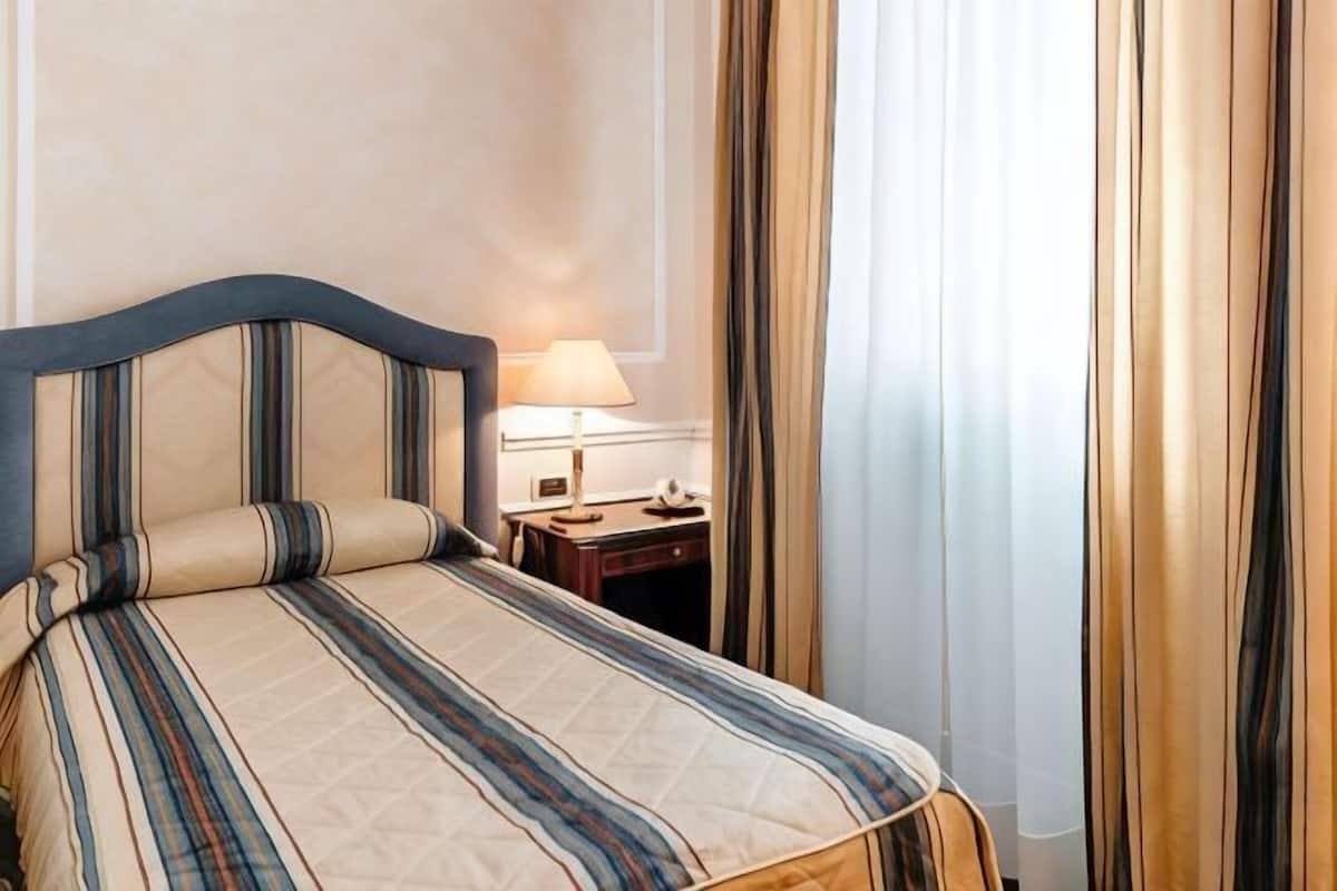 Peralatan tempat tidur premium, bar mini, peti besi dalam bilik
