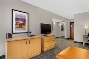 Escritorio, espacio para trabajar con laptop y cortinas blackout 