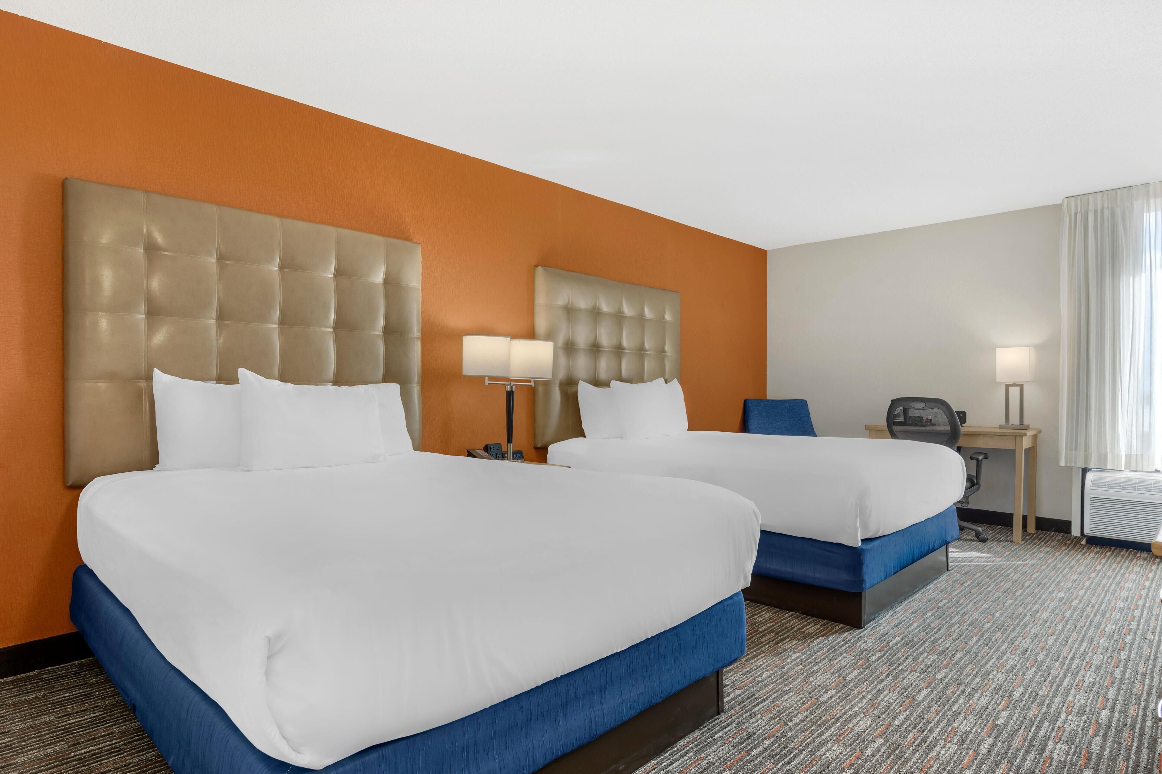 Quarto luxo, 2 camas Queen | Escrivaninha, espaço de trabalho para notebook, cortinas blackout