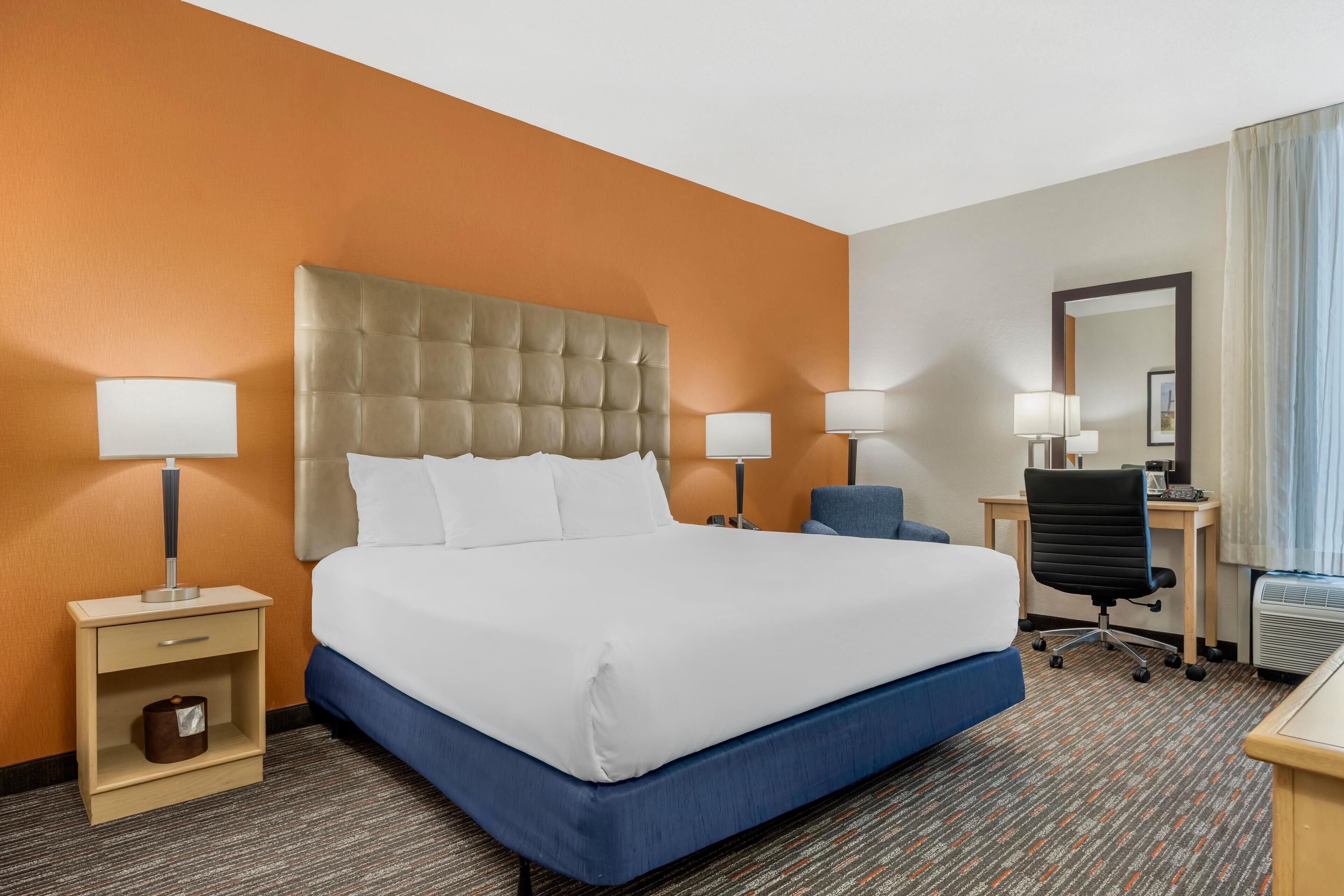 Quarto luxo, 1 cama King, acessível, geladeira e micro-ondas (Roll in Shower) | Escrivaninha, espaço de trabalho para notebook, cortinas blackout