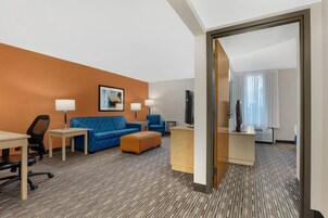 Escritorio, espacio para trabajar con laptop y cortinas blackout 