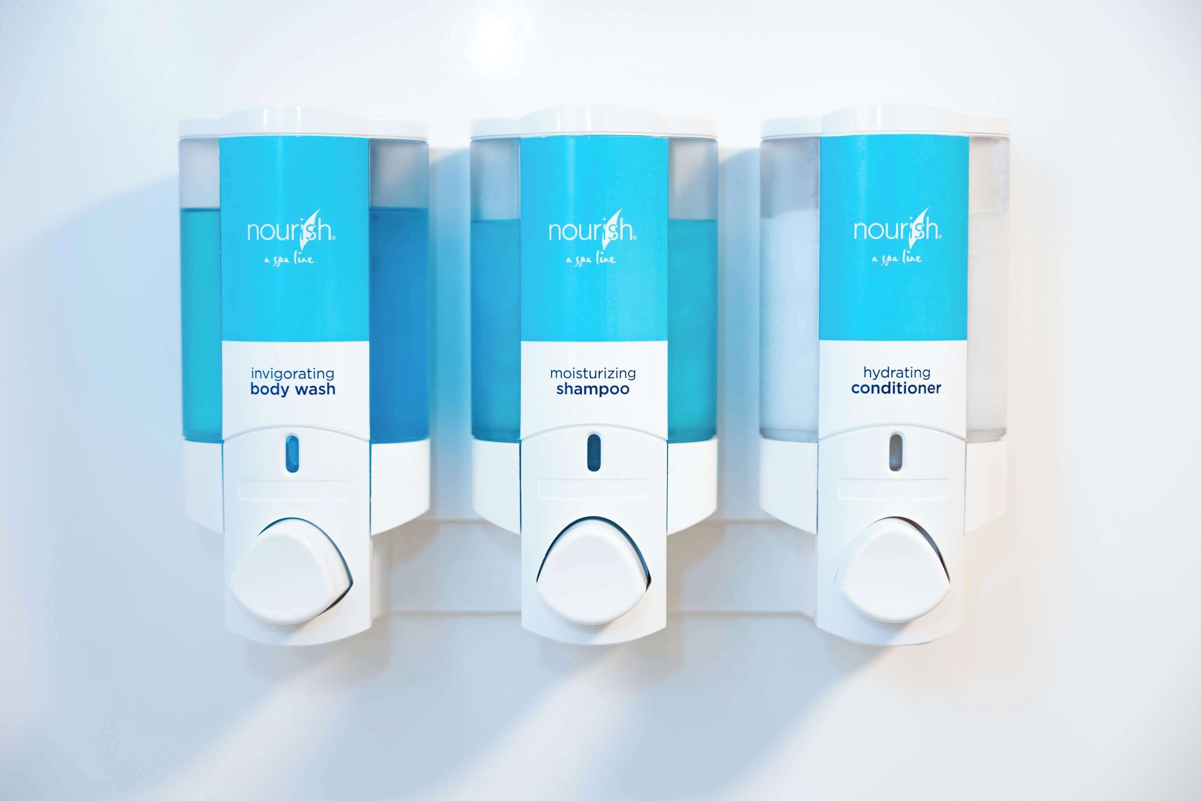 combined shower/bathtub, eco-friendly toiletries, hair dryer, towels