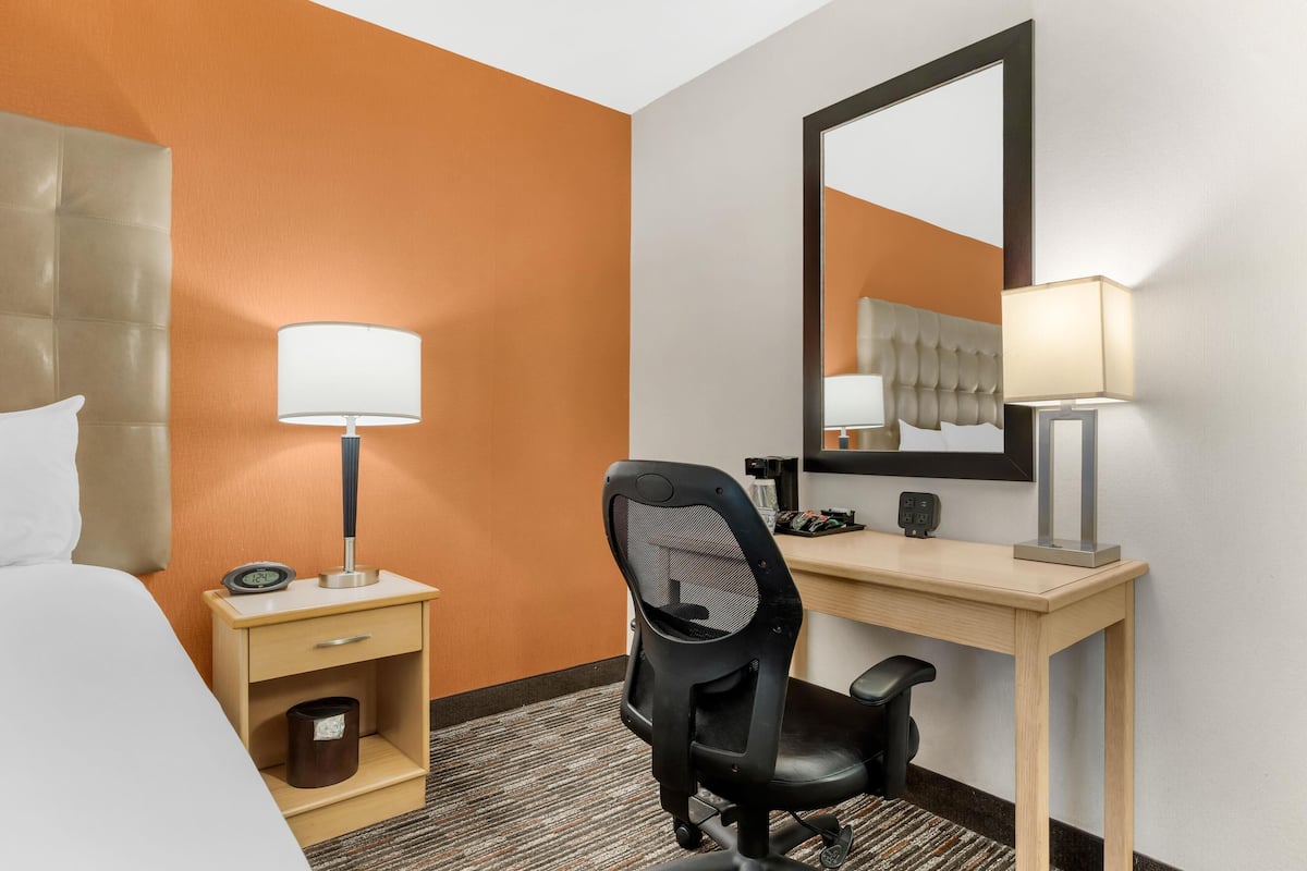 Quarto luxo, 1 cama King | Escrivaninha, espaço de trabalho para notebook, cortinas blackout