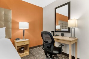 Habitación Deluxe, 1 cama King size | Escritorio, espacio para trabajar con laptop y cortinas blackout 