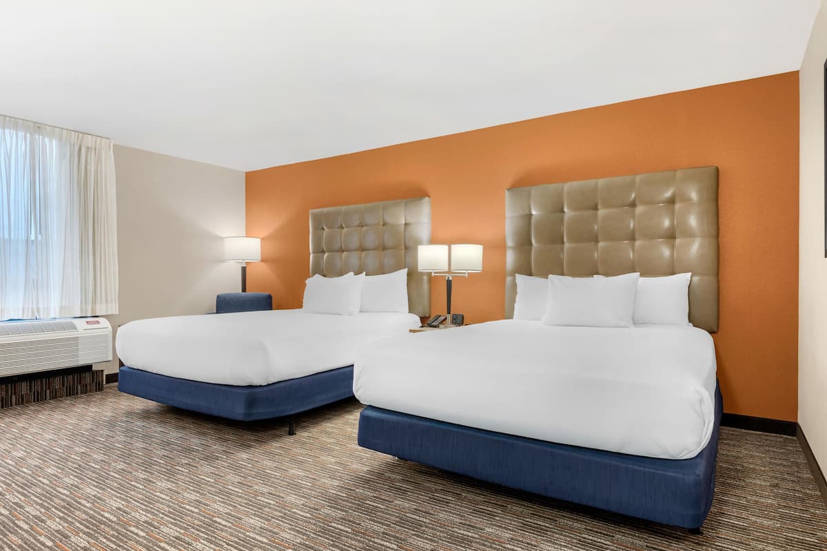 Quarto luxo, 2 camas Queen, acessível, geladeira e micro-ondas (Tub) | Escrivaninha, espaço de trabalho para notebook, cortinas blackout