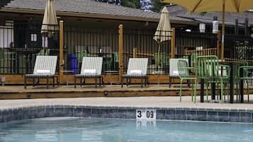 Alberca al aire libre por temporada y camas balinesas (con cargo)