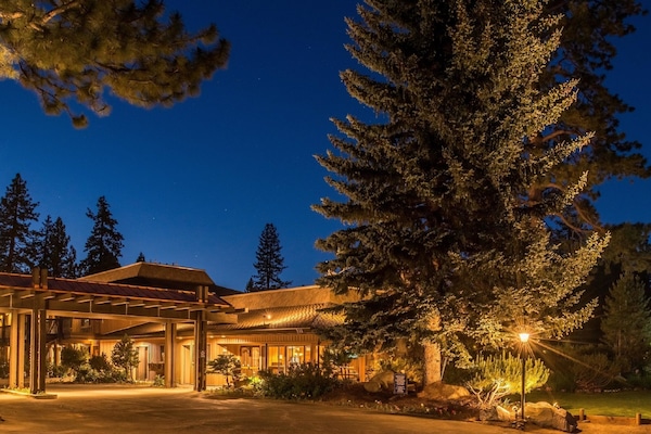 Fachada da propriedade à noite