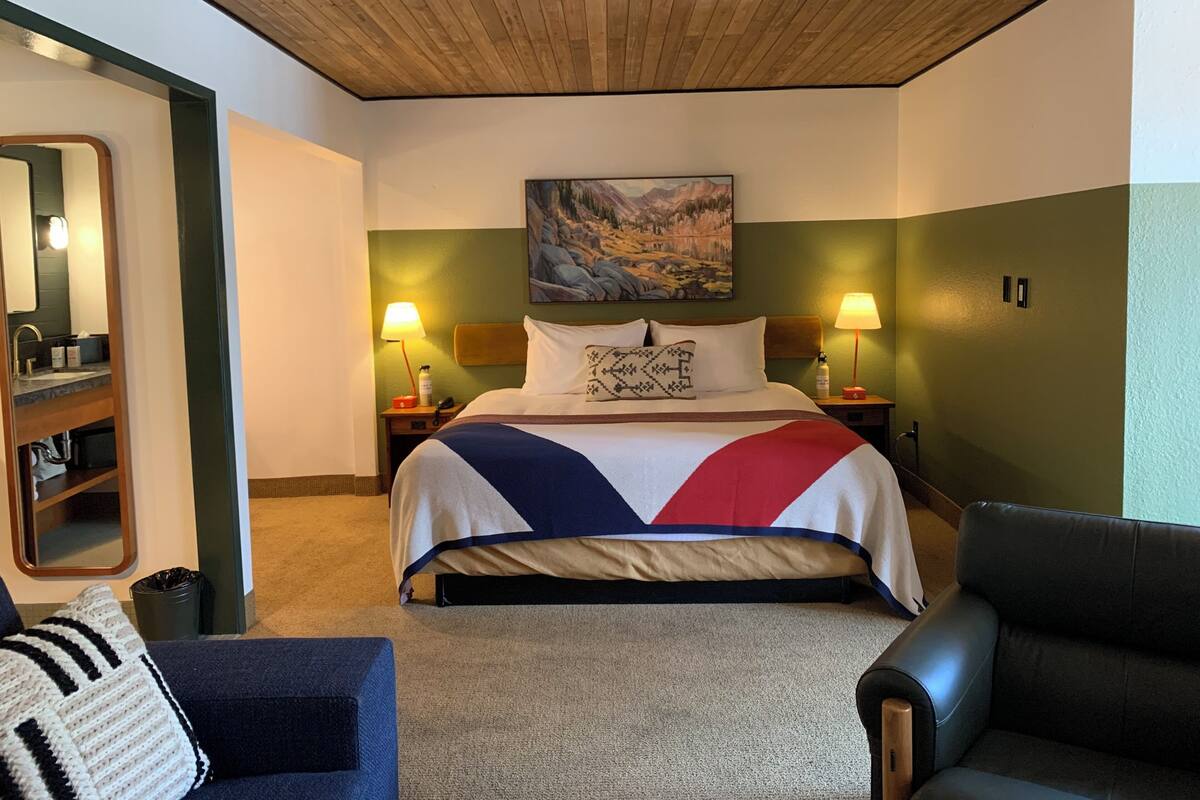 State Suite, 1 King Bed with Sofa Bed | 加厚床垫、客房内保险箱、办公桌、笔记本电脑工作区