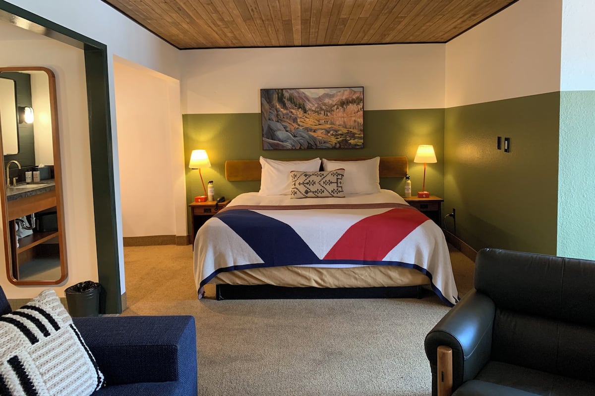 State Suite, 1 King Bed with Sofa Bed | Pillowtop beds, in-room safe, individually decorated