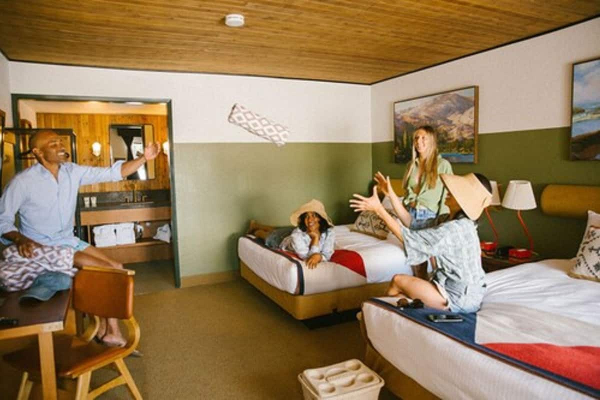 Chambre, 2 grands lits | 1 chambre, surmatelas, coffres-forts dans les chambres