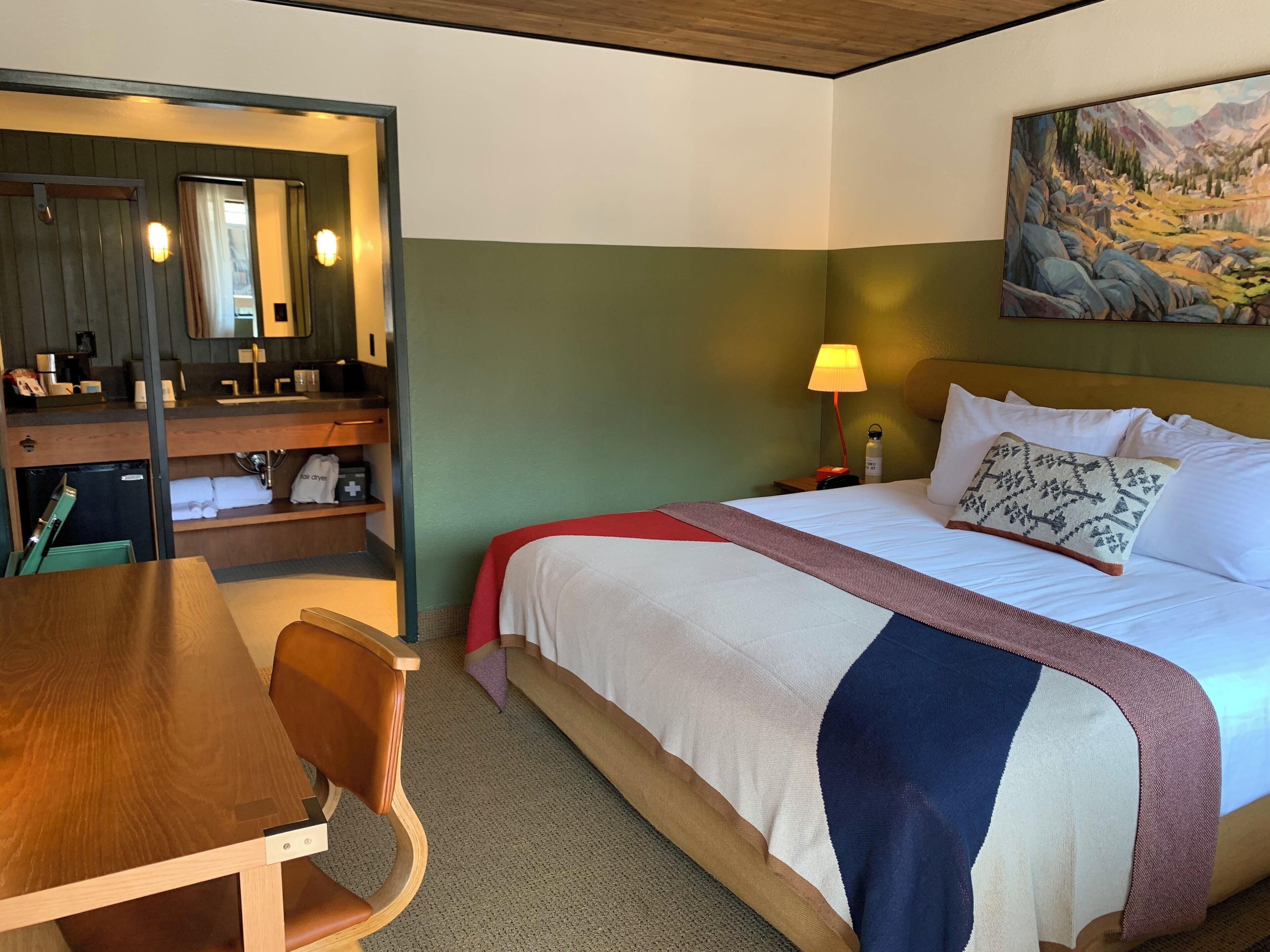 Cozy King, 1 King | Pillowtop beds, in-room safe, individually decorated