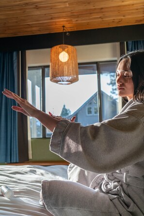 Senger med overmadrass, safe på rommet og individuelt dekorert