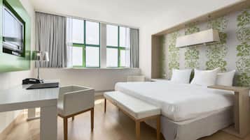 Zimmersafe, Schreibtisch, Verdunkelungsvorhänge, schallisolierte Zimmer