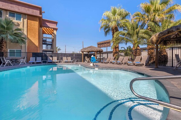 Outdoor pool, open 9:00 AM to 9:00 PM, pool umbrellas, sun loungers - Best Western McCarran Inn (Las Vegas)