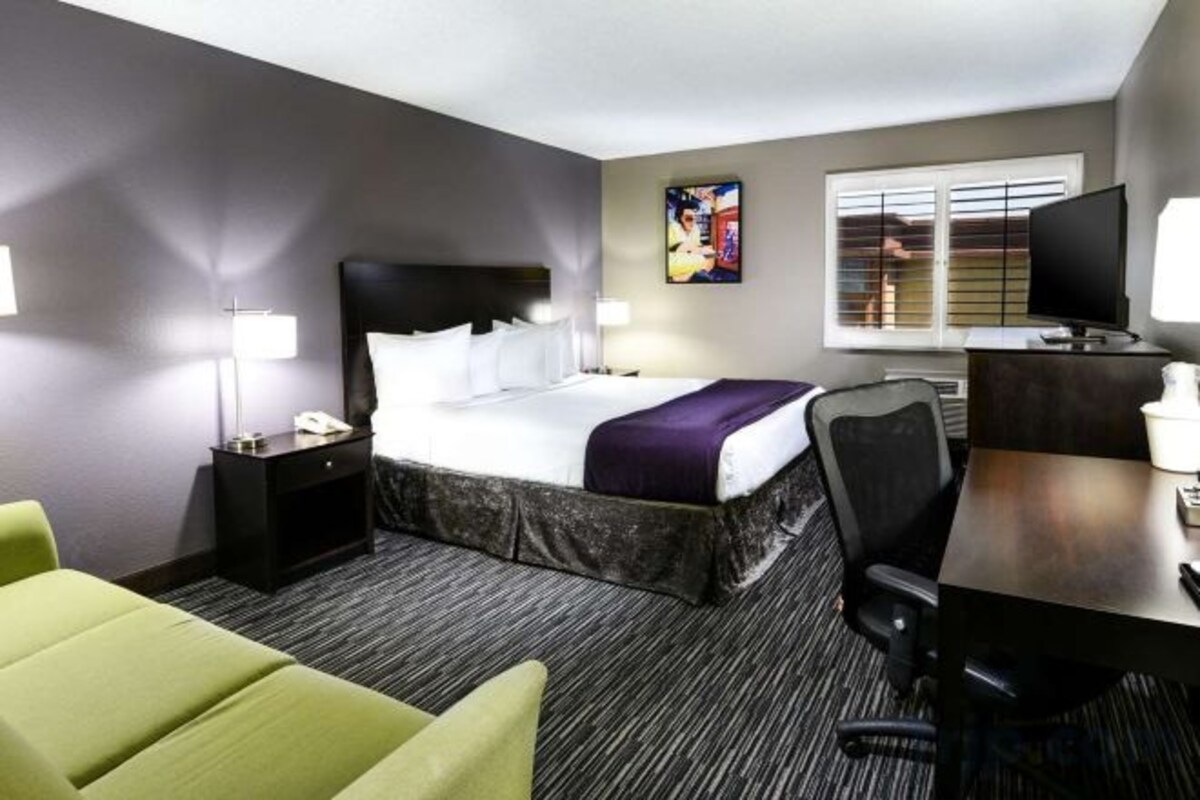 Deluxe King Suite