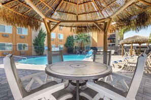 Una piscina al aire libre (de 09:00 a 21:00), sombrillas, tumbonas