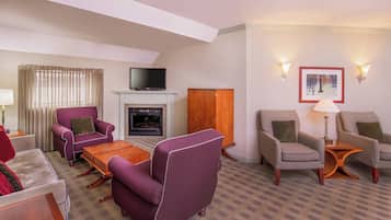 Suite présidentielle, 1 très grand lit, vue sur la ville | Aire de séjour | Téléviseur à écran plat de 60 po avec télévision par câble, téléviseur