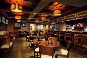 2 restaurantes; se sirven desayunos, cenas y cocina americana 