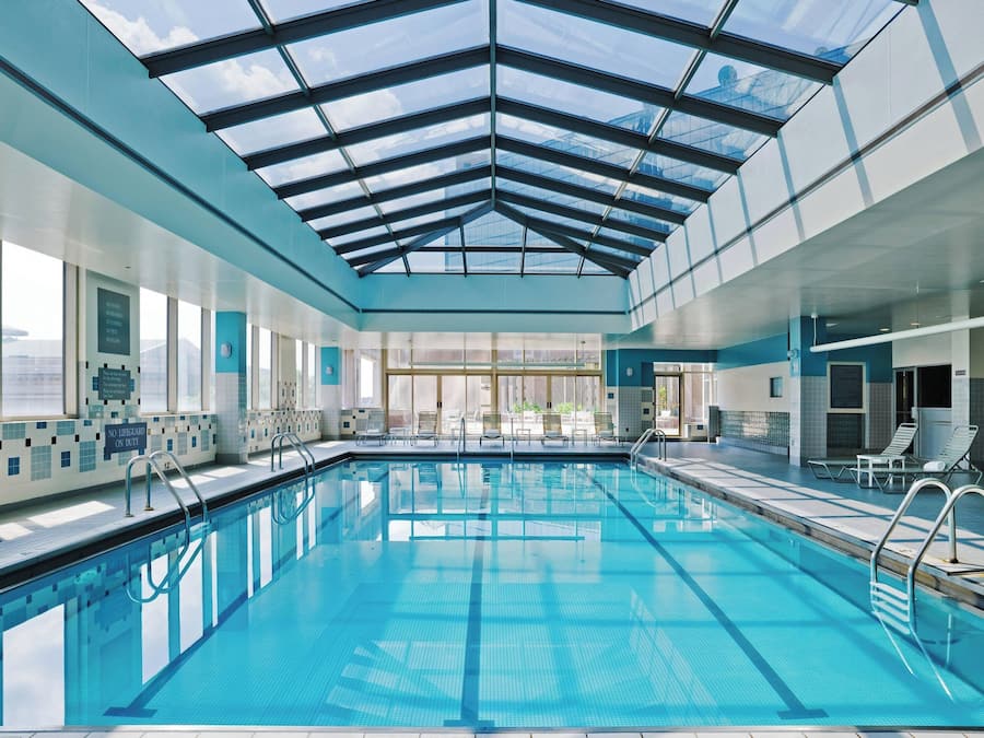 Indoor pool, sun loungers