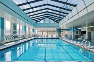 Una piscina cubierta, tumbonas