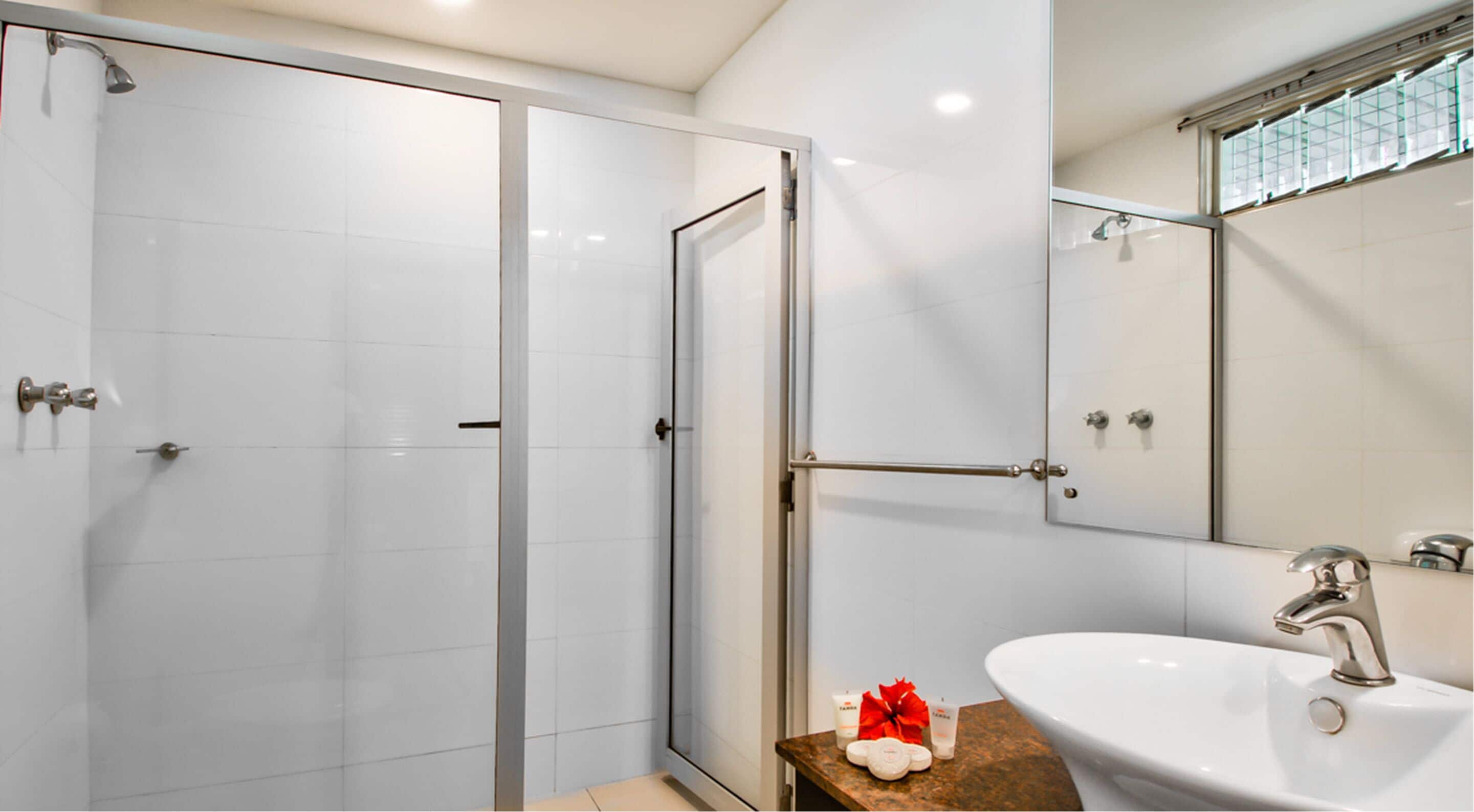 cottage superior | bathroom | shower, free toiletries, hair dryer, towels