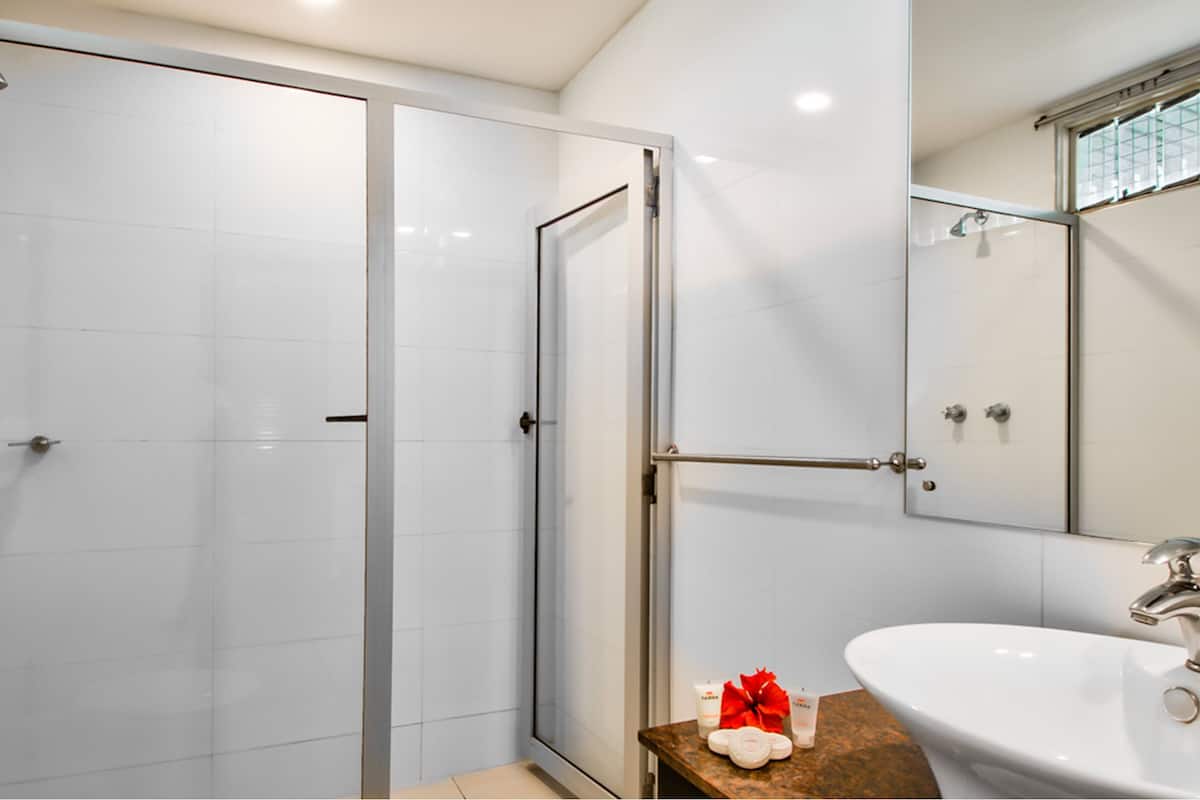 cottage superior | bathroom | shower, free toiletries, hair dryer, towels