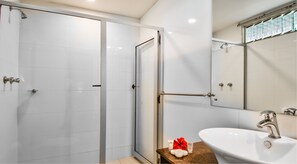 Cottage Superior | Bathroom | Shower, free toiletries, hair dryer, towels - Tanoa Skylodge Hotel (Nadi)