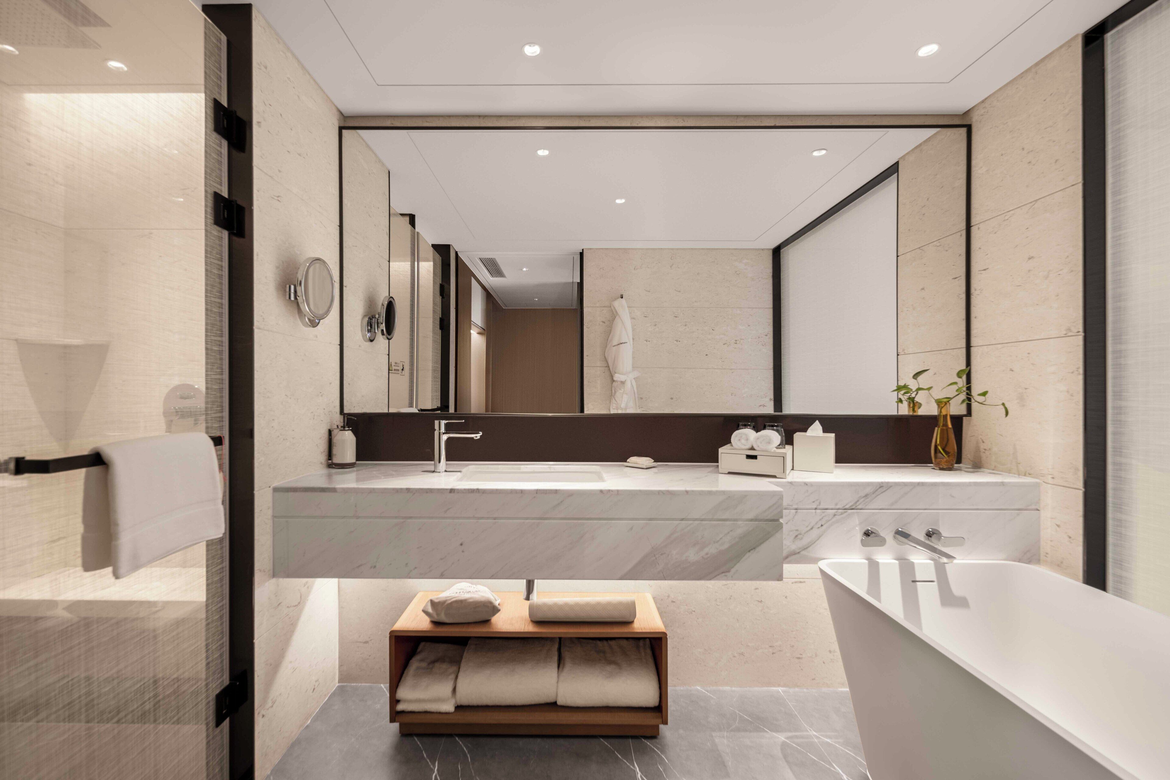 premier suite, 1 king bed, club lounge access, city view | bathroom | shower, eco-friendly toiletries, hair dryer, bathrobes