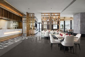 2 restaurantes; se sirve desayuno y cena; cocina internacional