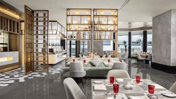 2 restaurants, breakfast, dinner served; international cuisine