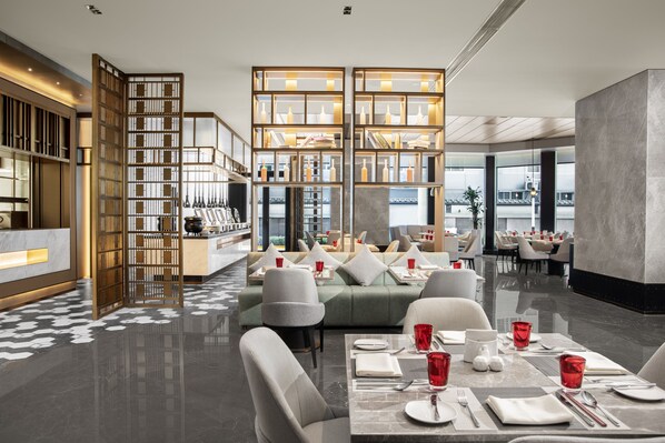 Hi ha 2 restaurants amb plats de cuina internacional 