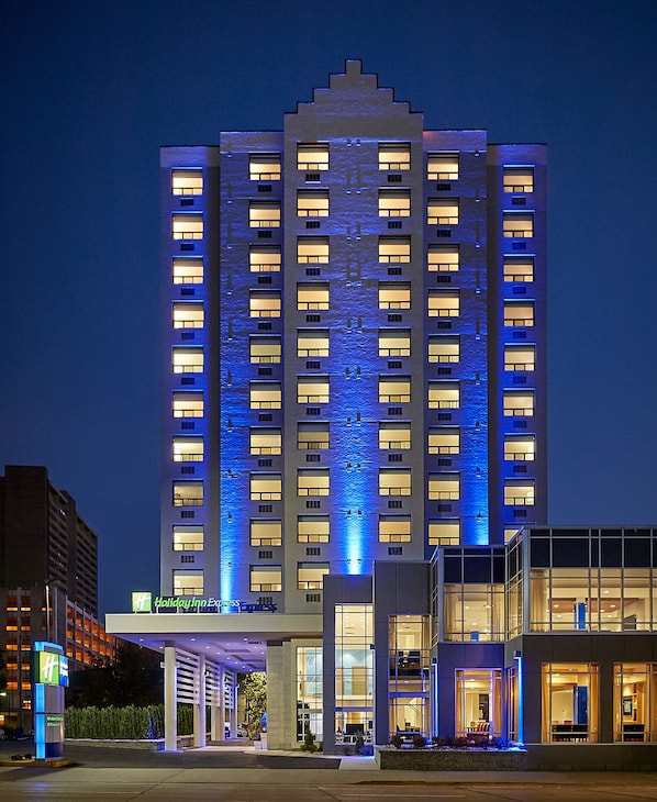 Front of property - evening/night - Holiday Inn Express Windsor Waterfront by IHG (Windsor)