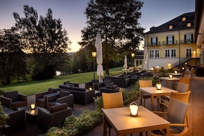 Bar (on property) - Arabella Jagdhof Resort am Fuschlsee, a Tribute Portfolio Hotel (Hof bei Salzburg)