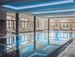 Indoor pool, sun loungers