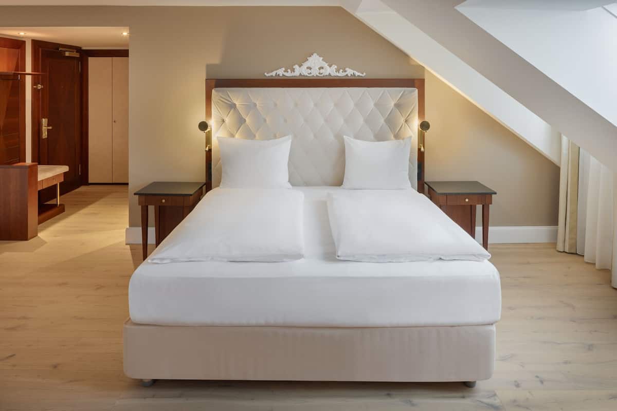 Suite Superior, 1 letto king con divano letto, non fumatori, vista giardino | 1 camera, biancheria da letto ipoallergenica, materassi a doppio strato