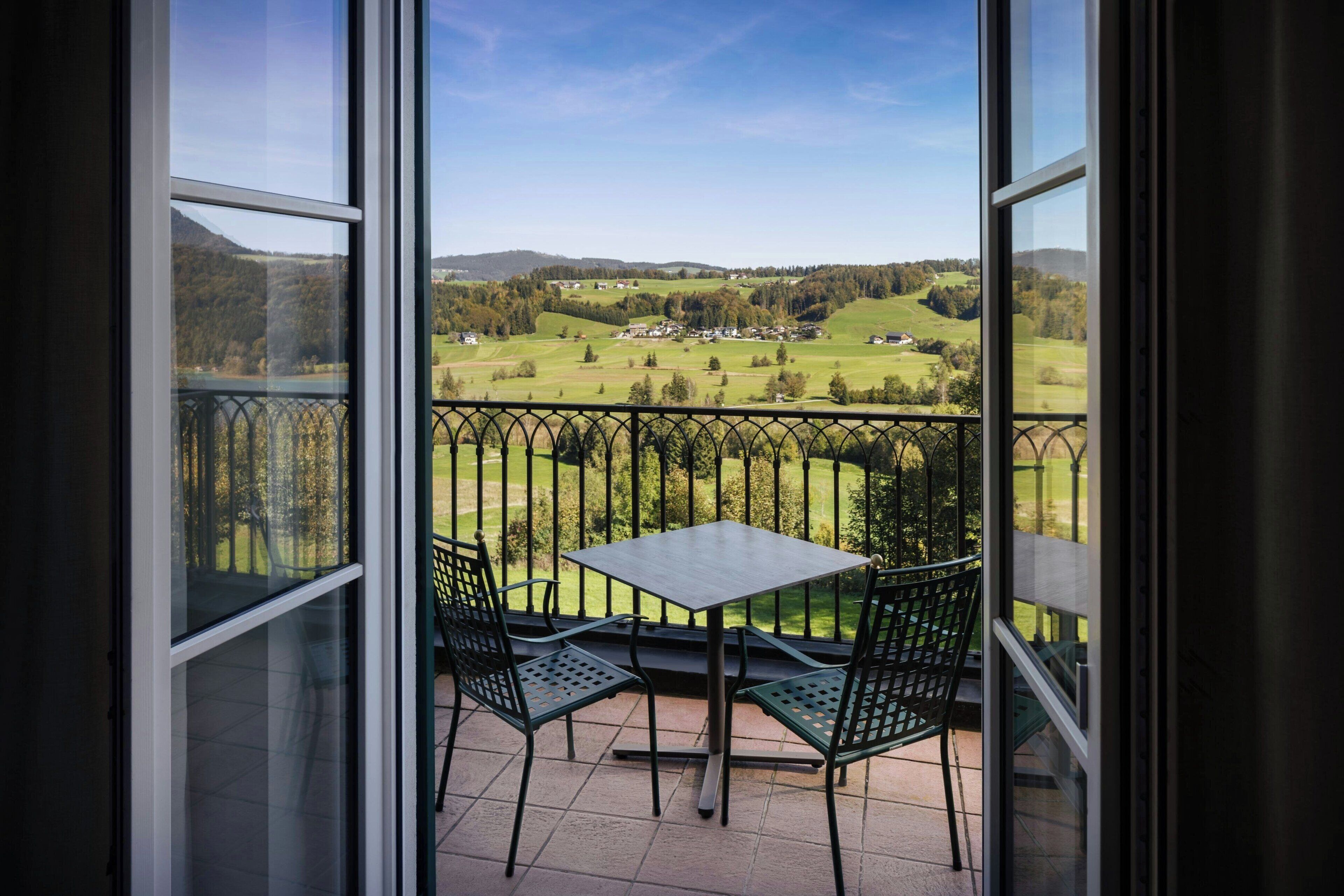 junior suite, 1 king bed, non smoking, garden view (balcony) | 1 bedroom, hypo-allergenic bedding, pillow-top beds, in-room safe