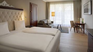 Junior-Suite, 1 King-Bett, Nichtraucher, Gartenblick (Balcony) | 1 Schlafzimmer, Allergikerbettwaren, Pillowtop-Betten, Zimmersafe