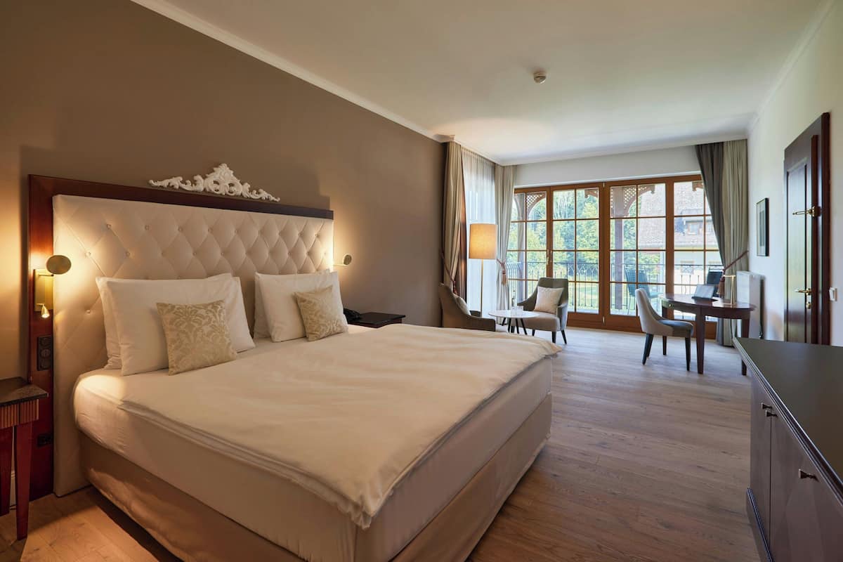 Suite Junior, 1 très grand lit, balcon, vue jardin (Balcony) | Literie hypoallergénique, surmatelas, coffres-forts dans les chambres