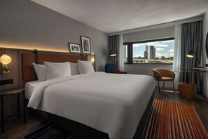 Ropa de cama de alta calidad y caja de seguridad en la habitación 