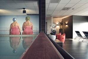 Piscine couverte, chaises longues
