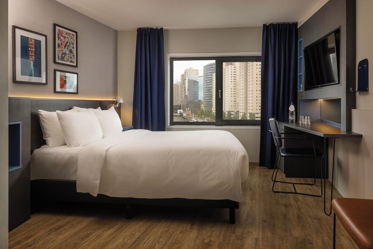 Zimmer, 1 Queen-Bett | Hochwertige Bettwaren, Zimmersafe, Schreibtisch