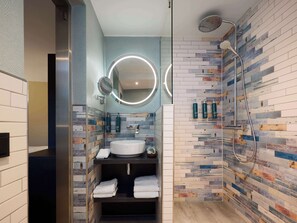 Douche, articles de toilette (gratuits), séchoir à cheveux